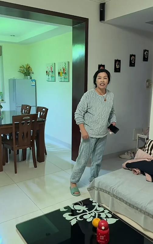 海南，外地的妈妈给女儿寄了腊肉，因为快递小哥送错了门，女子出差回来时发现腊肉被邻