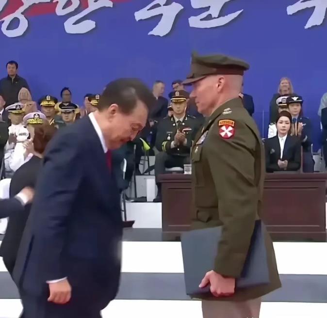国家的耻辱！一国总统代表一个国家的尊严！竟然向别国军队低头！！！
干儿子给干爹鞠