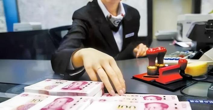 “岂有此理！”江西鹰潭，一男子拿存折取钱，岂料,银行柜员竟表示，存折虽显示6万，