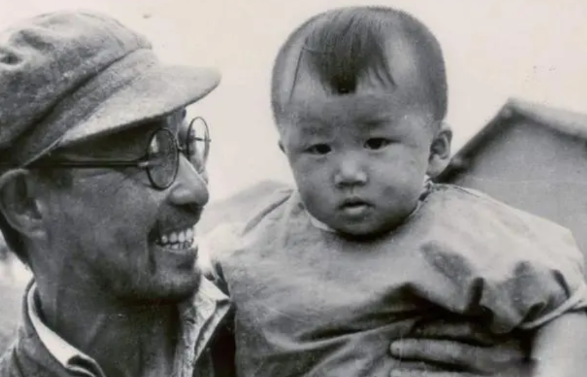 1950年，陈赓的女儿出生了。当小娃娃在产房护理时，一个女兵走了过来，看了小孩一
