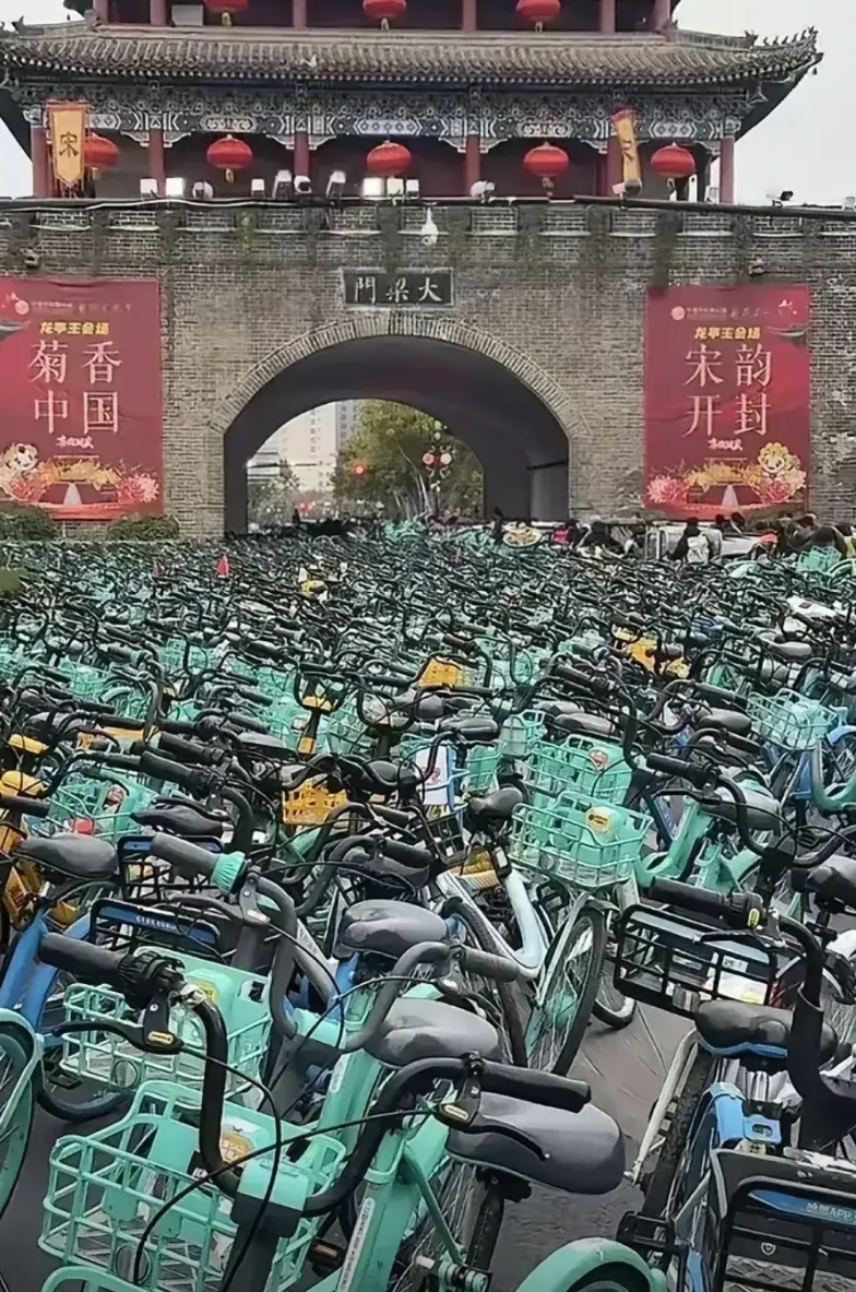 25万人夜骑开封，造成的影响和破坏已经显露出来了：

1. 25 万人一股脑儿冲