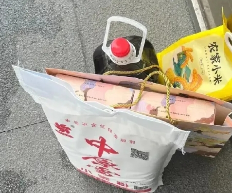女儿给送来的米面油，她觉得我们老两口平时不舍得买，炒菜油也不舍得放，所以这些生活