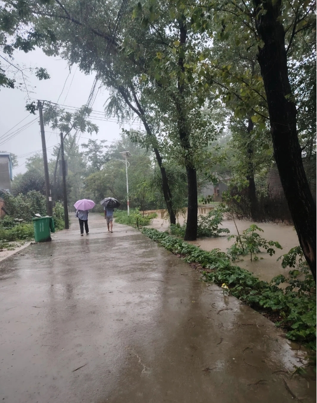 近距离感受河南暴雨！暴雨的威力.

参考：图二桥高三米多，沟里平常都是没有水的状