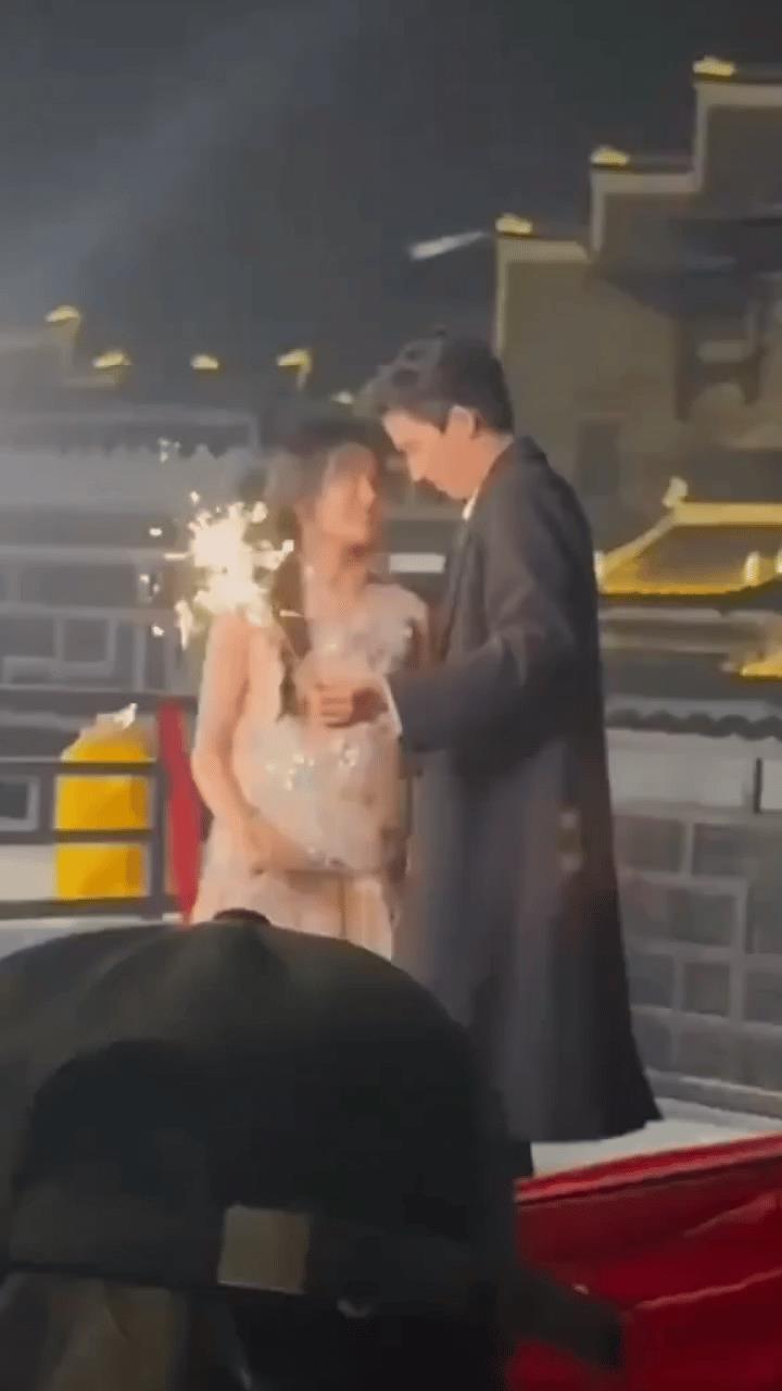 妈耶，王星越才22岁，却像个老手[泣不成声]
卢昱晓看王星越的眼睛里全是星星啊?