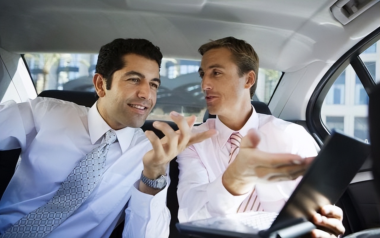 与领导坐一台车时，是自己坐副驾还是让领导坐？情商高低一目了然