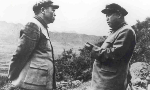 1951年初，金日成十分固执的要求志愿军南下继续追击美军。彭老总等人多次劝说无果