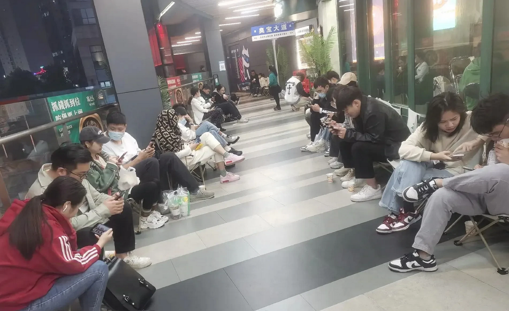 今年总有人说大环境不好，不少人失业没收入，可去商场、饭店、景区，又能看到很多人在