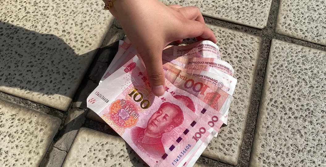 “太冤了！”河南，老王捡到3000元后，准备全部物归原主，不料失主却称丢了650