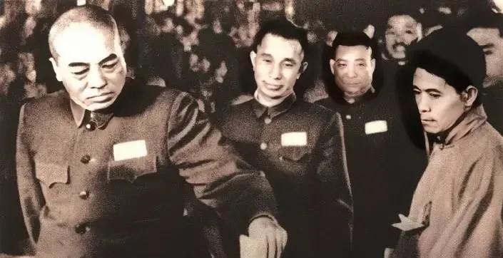 建国后，彭德怀元帅和粟裕大将在一次投票时合影。从照片上看，彭总气势很足，粟裕低调