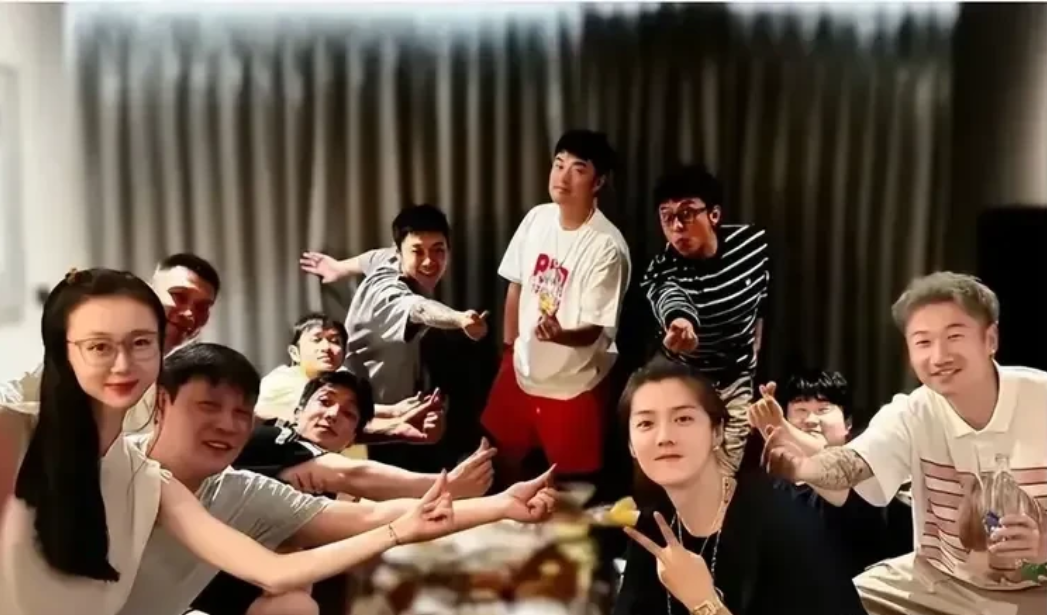 鹿晗朋友圈的年龄跨度也忒大了吧？

过个生日，看看都谁去了？

69年的范志毅携
