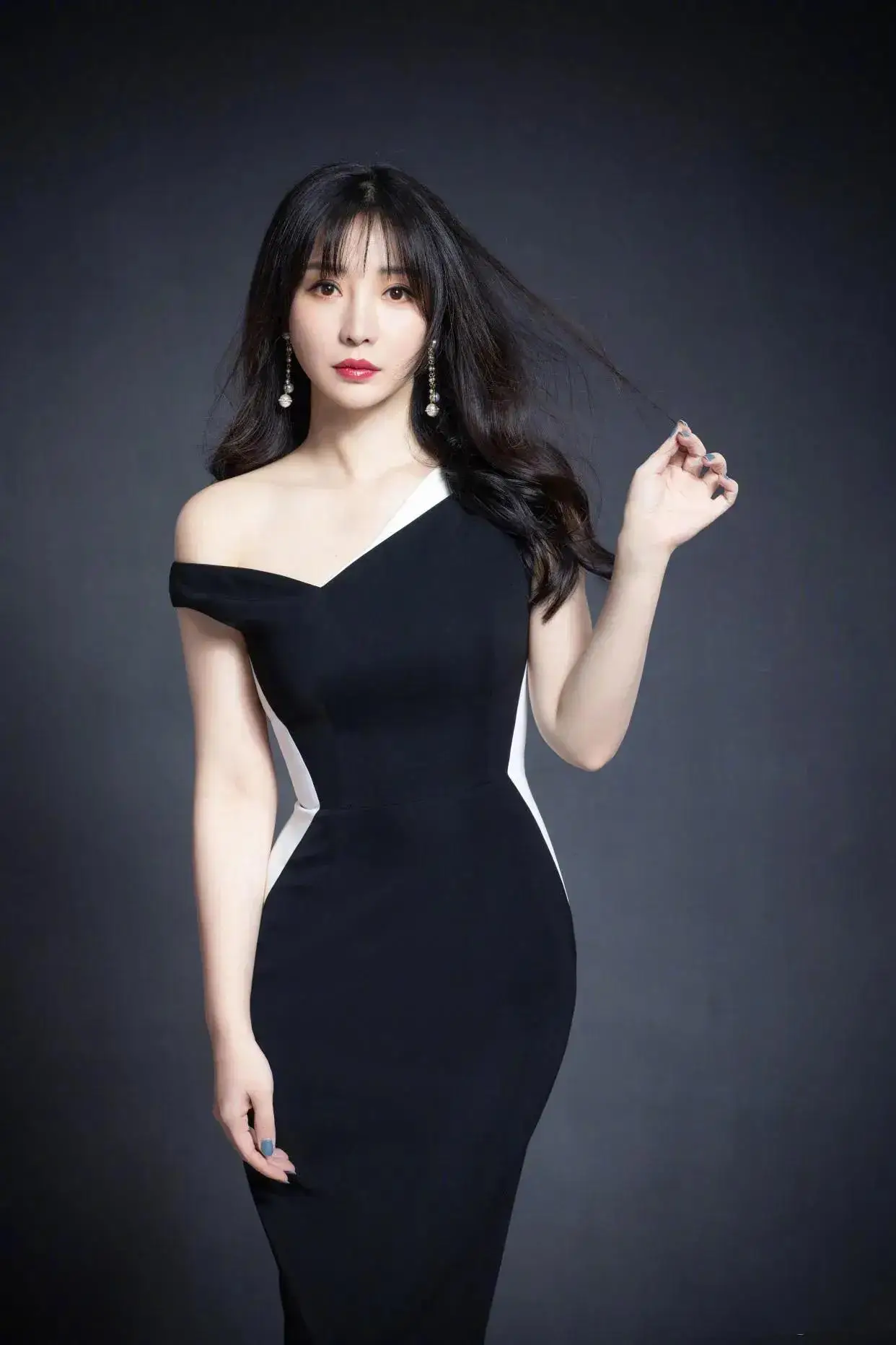 柳岩美丽与智慧并存的魅力