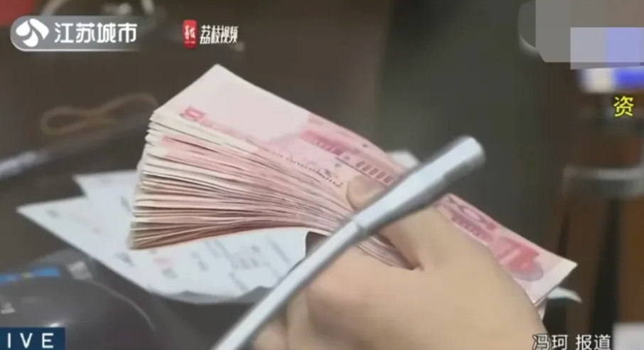 江苏，男子以买房的名义，偷偷把妻子设为共同借款人，在银行贷款12万，妻子毫不知情