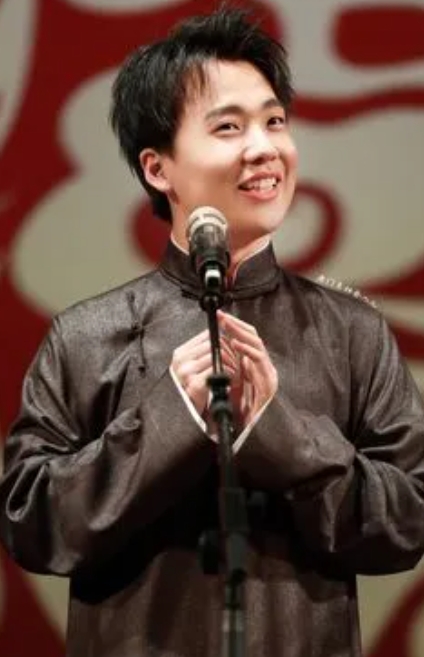 郭麒麟恋情曝光，甜蜜互动引热议