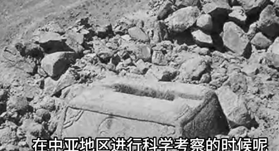 乾隆纪功碑明确记载了乾隆时期平定大小和卓的事迹，这块碑立在今塔吉克斯坦阿富汗交界