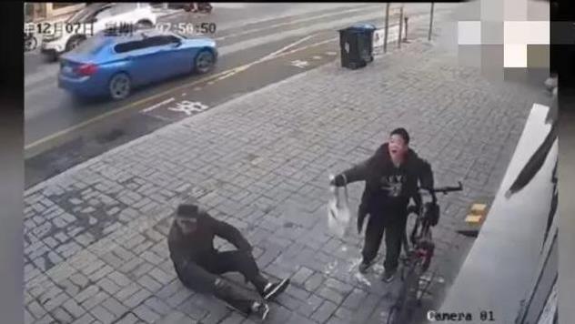 老人硬核碰瓷骑车男孩，幸运的是被监控拍下，不然小男孩百口莫辩