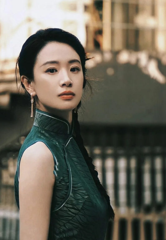 李梦请你永远相信造型师！ 
最近李梦无论是花裙造型，还是简简单单几件旗袍，都非常