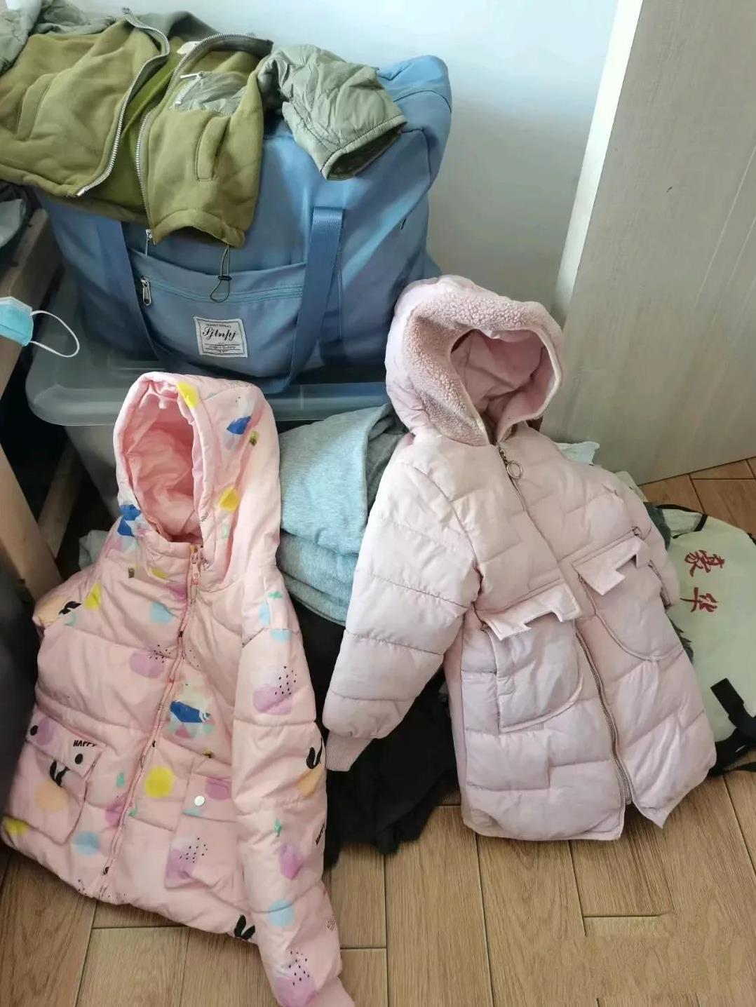 今天从垃圾桶那经过，发现有一堆衣服，我一看，气就来了。那是我家孩子的衣服！我家孩