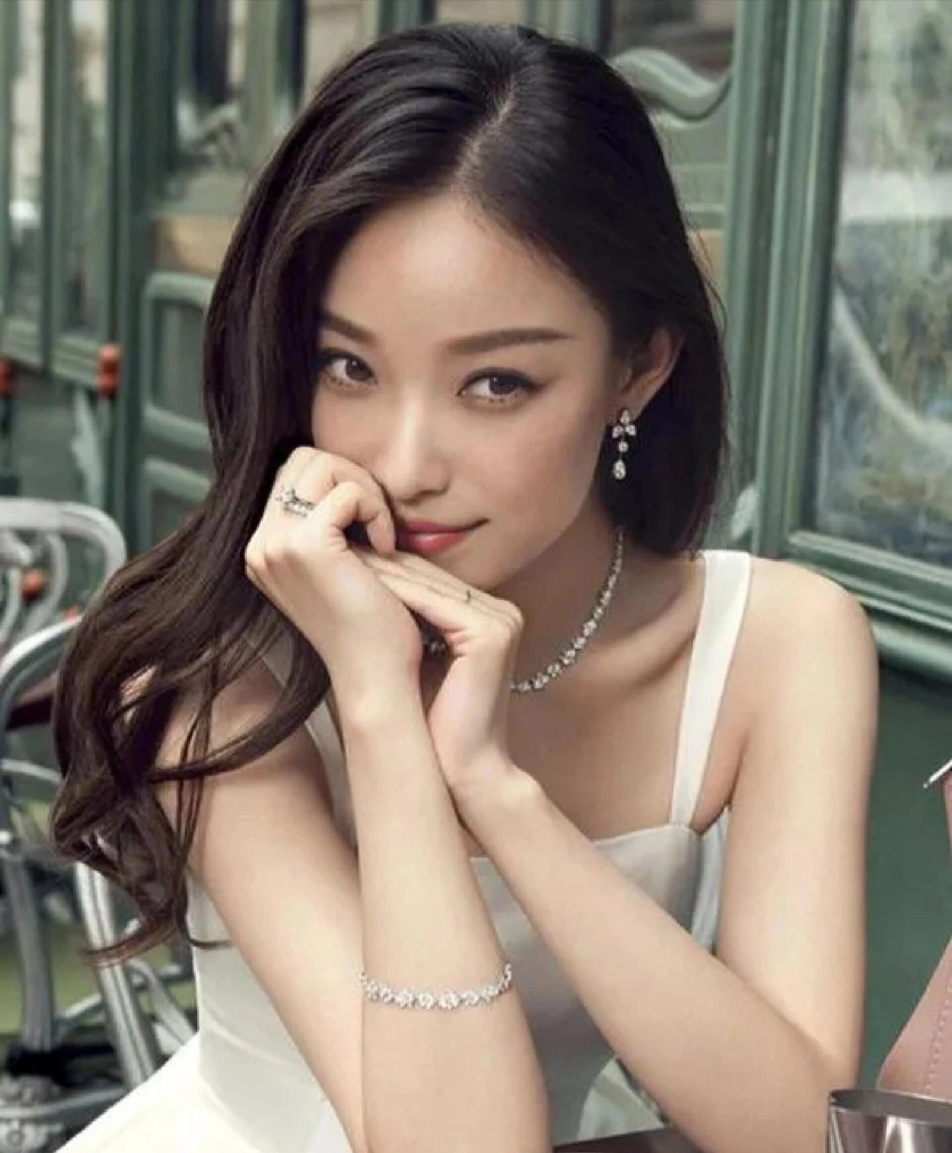 当年，张艺谋在女孩当中一眼看中了倪妮
