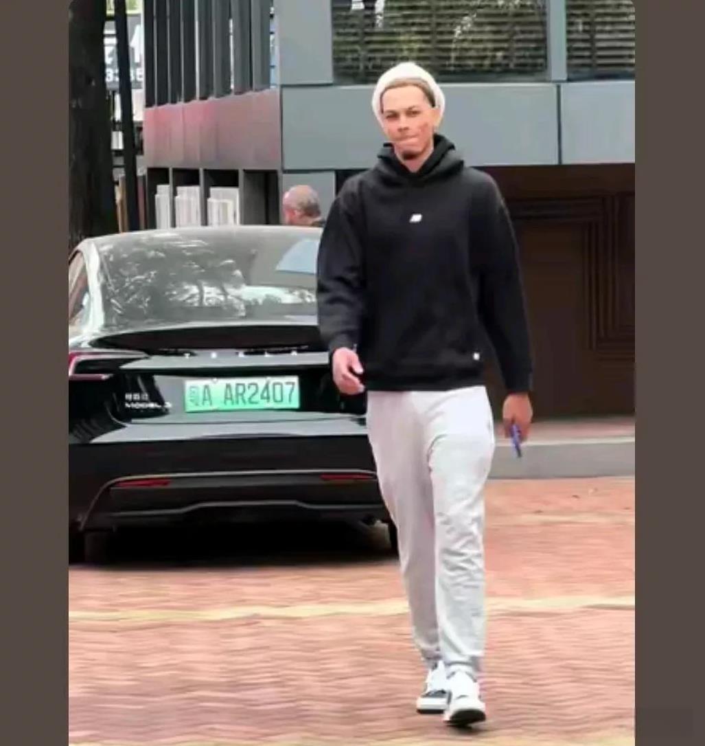 不得不说，贝兹利还是挺敬业的，结束休假后就马上返回广东的俱乐部，也是第一个回归球