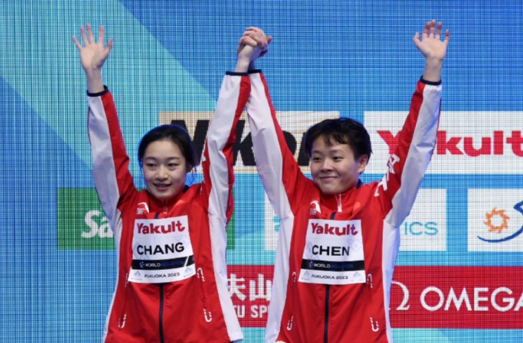 陈艺文、昌雅妮夺冠后一个动作吓的美国跳水队员目瞪口呆，直接石化。

在跳水巴黎奥