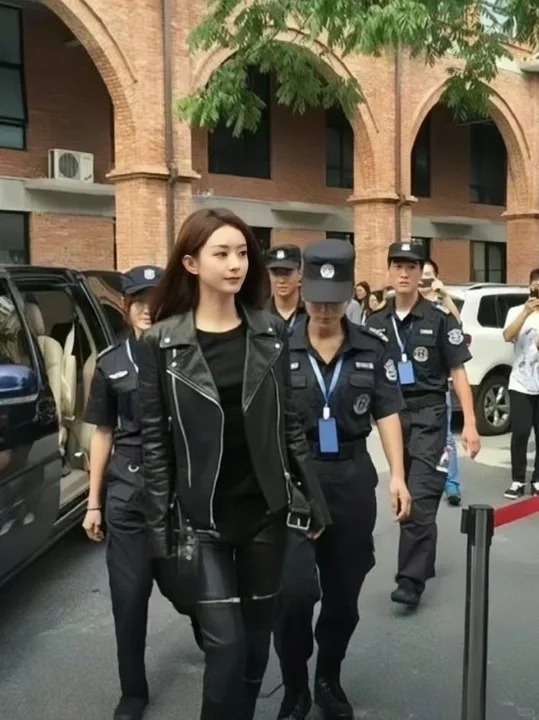 为什么她美的这么轻松啊。。。
只是随便拍的图就能这么美，她早期真的好甜啊，还有早