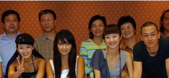 没有去医美之前的刘涛，虽然皮肤有点黑，但也是大美女一个，看起来比左边的这一位美女