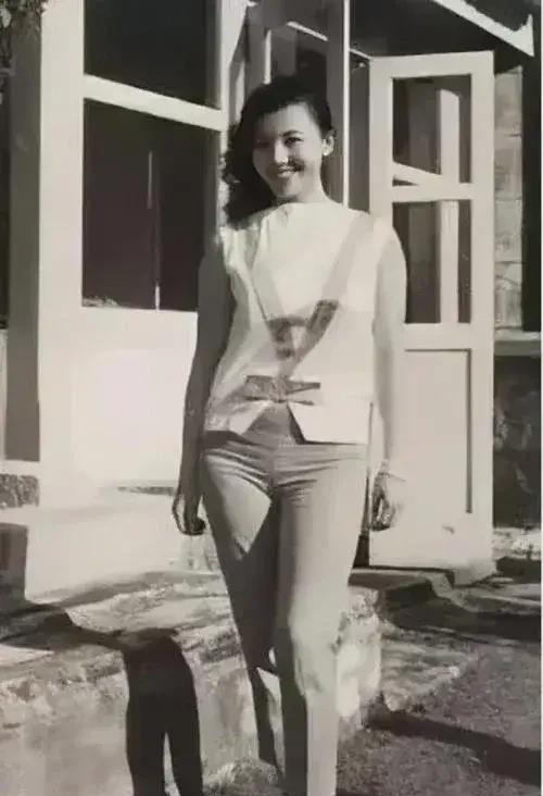 这张图片拍摄于上世纪80年代，一个农村的女人，站在自己新建的房子前，留下了一张合