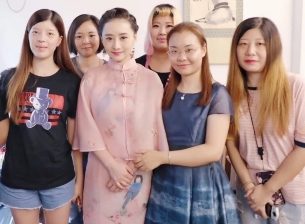 如今的陈德容依然很漂亮，并没有花期太短让她美人迟暮，哪怕是她现在不留齐刘海，丝毫