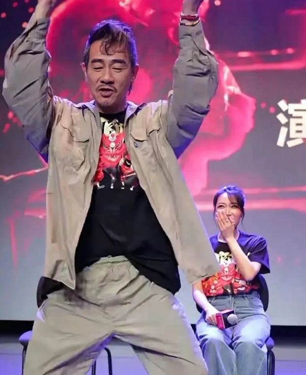 第一次这么直观的感受到山鸡哥真的老了。

57岁的陈小春，眼角和额头爬满了一条条