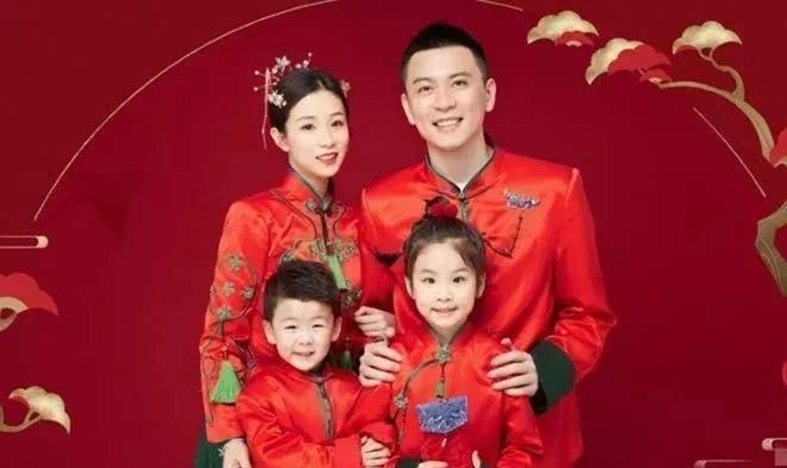 杨鸣，CBA三冠王教练的一家人。
 杨鸣，CBA三冠王教练，在赛场上叱咤风云，他