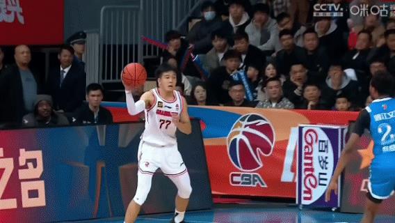 豪取八连胜！广东客场116：92轻取福建，一战让我们看清几个事实：
1、不轻敌的