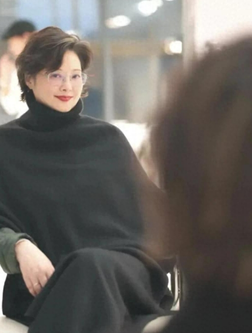 许久未在大众视野现身的袁立，这次一露面就让人挪不开眼！都 52 岁了，状态却好到