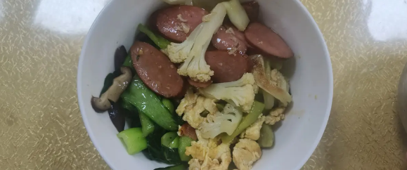 今天那个之前送香蕉的大妈又来了，
说是案子上最信任我们了，
今天来县上看病，
顺