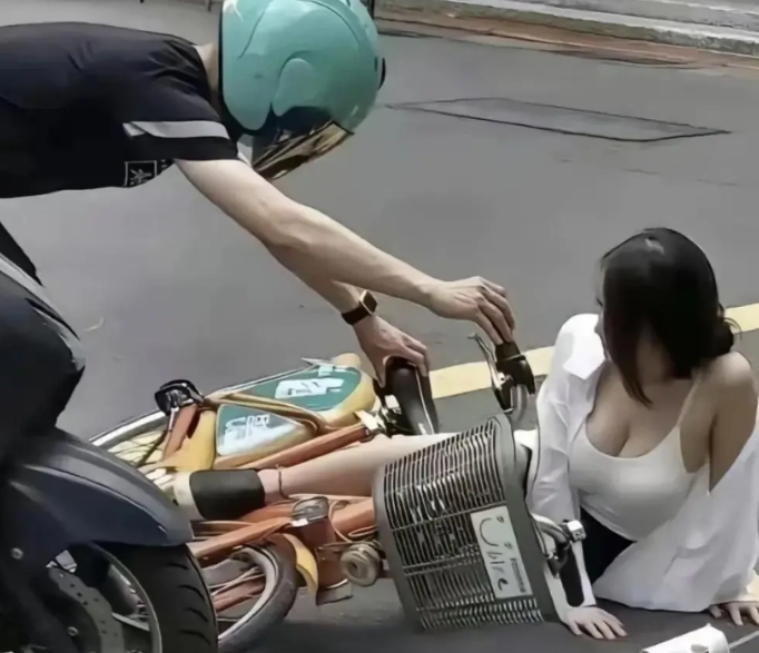 你说这小伙儿是不是故意撞的？！哈哈哈哈 [大笑][大笑][大笑][大笑][大笑]