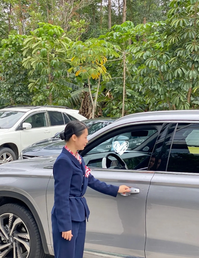 我就是一名代驾女性，作为三年算全职的女代驾，我觉得女孩子代驾其实危险系数还是有的