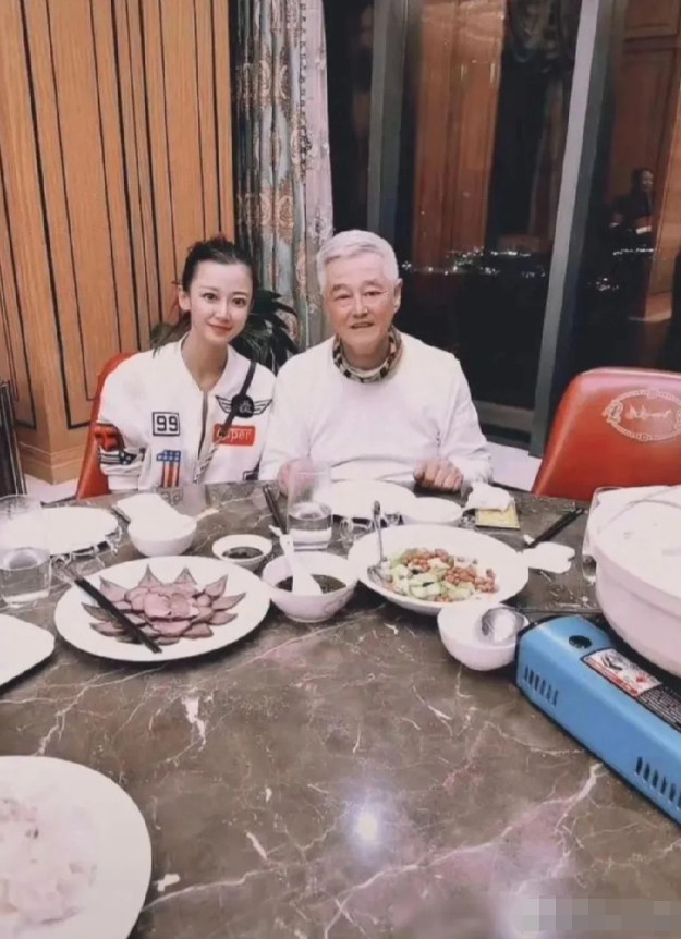 美人含笑，佳酿醉人。赵本山聚会，大眼美女围坐旁边，桌子上的饭菜一般人吃不起！