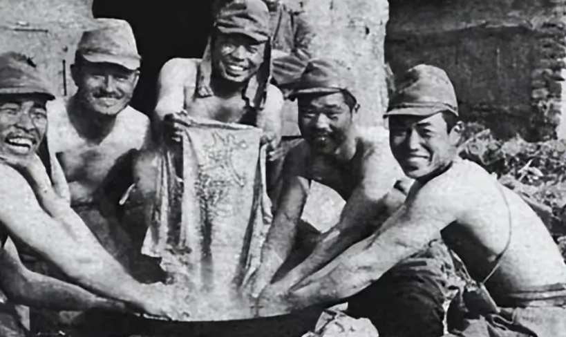 1937年，南京，日军轮奸了女子后转身离去。突然，女子艰难地爬向母亲，靠近母亲后