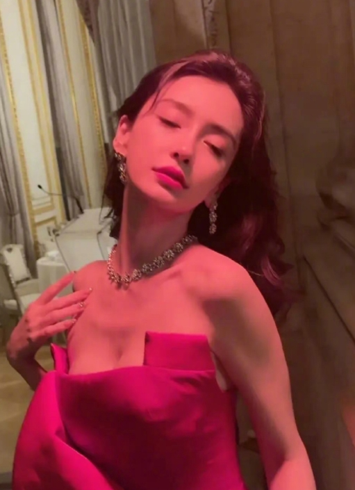 Angelababy 解封后急于复出，参加活动并为女性发声，却因曾遭禁言和大尺度