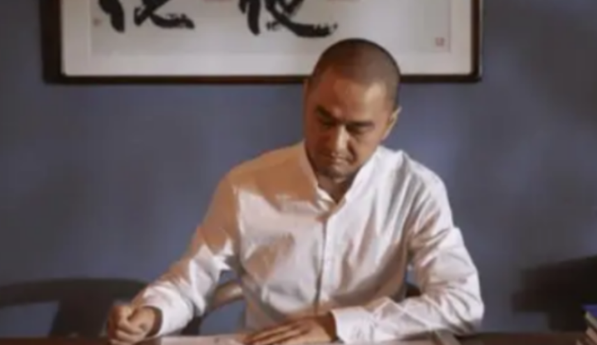 2014年，北京一男子在家里喝茶的时候，身上佩戴的古玉却突然碎裂了，这让他有了一