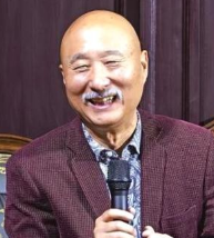 某次聚会，刘晓庆瞧见陈佩斯，眼中含笑对旁人说道：“这可是我娘家的大侄儿呢，论辈分