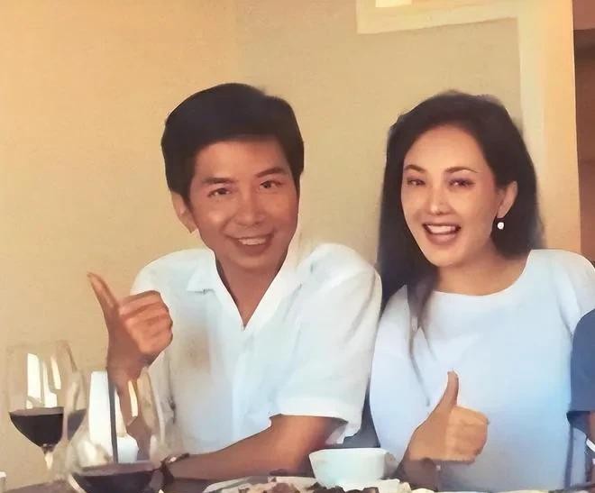 牛莉辟谣离婚 网传是假的

                          