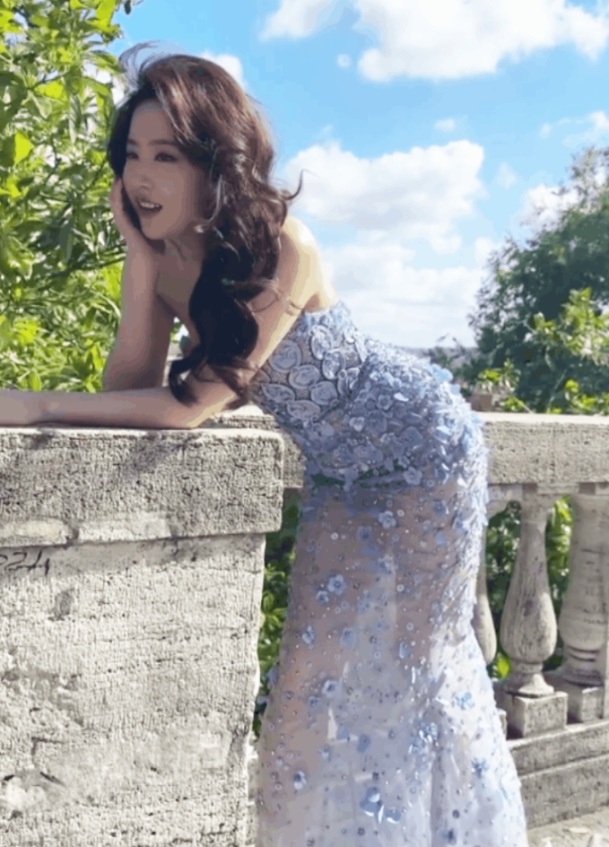 裙子太透了，差点就露着内裤了。刘亦菲为了拍出美照，只能凹造型。