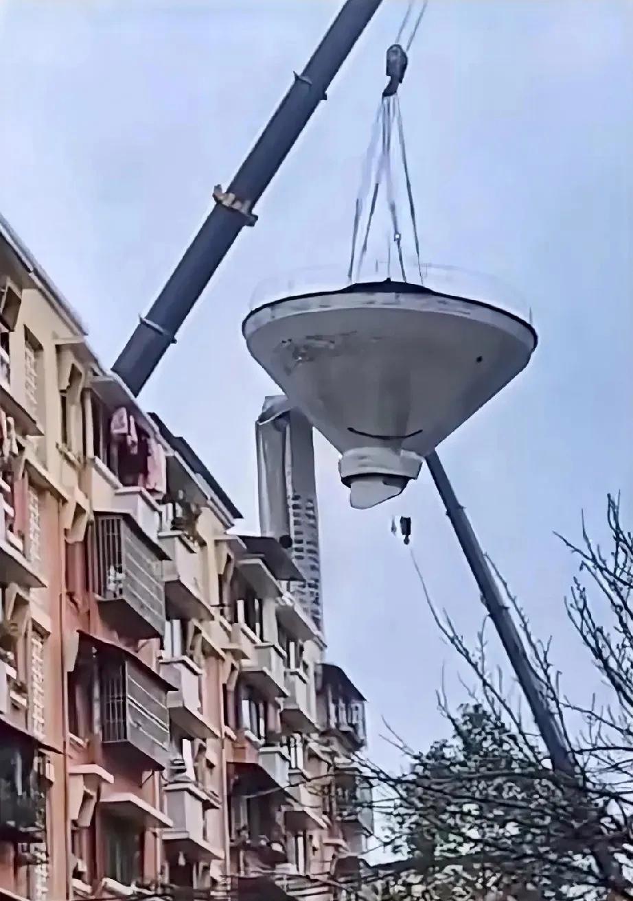 成都吊塔事故后续，昨天出事今天拦路讨要说法，不得不说家属们的办事效率还是挺快的。