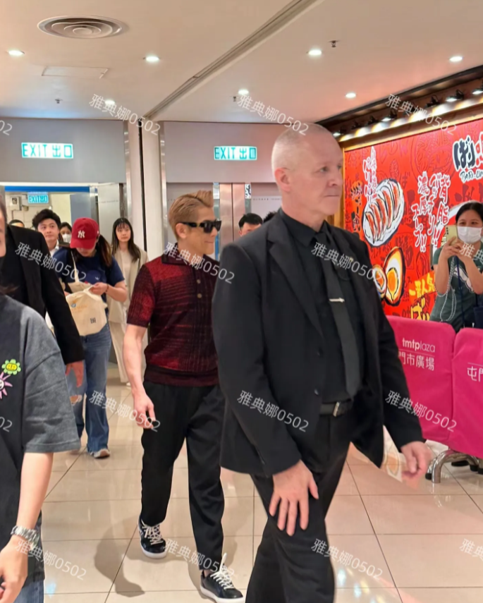 郭富城本人很帅，就是个子太矮了！
偶遇郭天王一点儿也不像快60岁的样子，一头金发