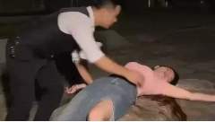 广东，一名女子离婚后，情绪非常崩溃，喝到酩酊大醉，倒在了公园的石头上。 有一位市