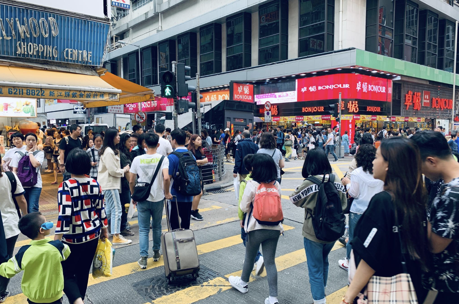 #旺丁不旺财# 香港旅发局统计显示，2023年，香港全年入境旅客3400万人次，