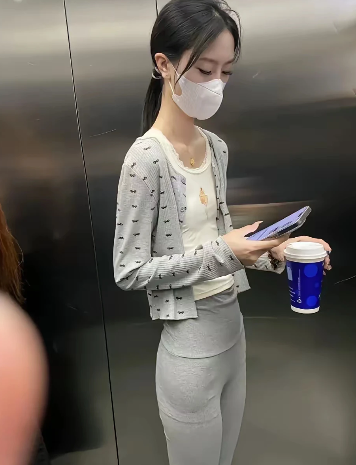 昨天坐电梯，看到的一位美女，
她的身材震撼了我
估计不到80斤，
不知道是吃不胖