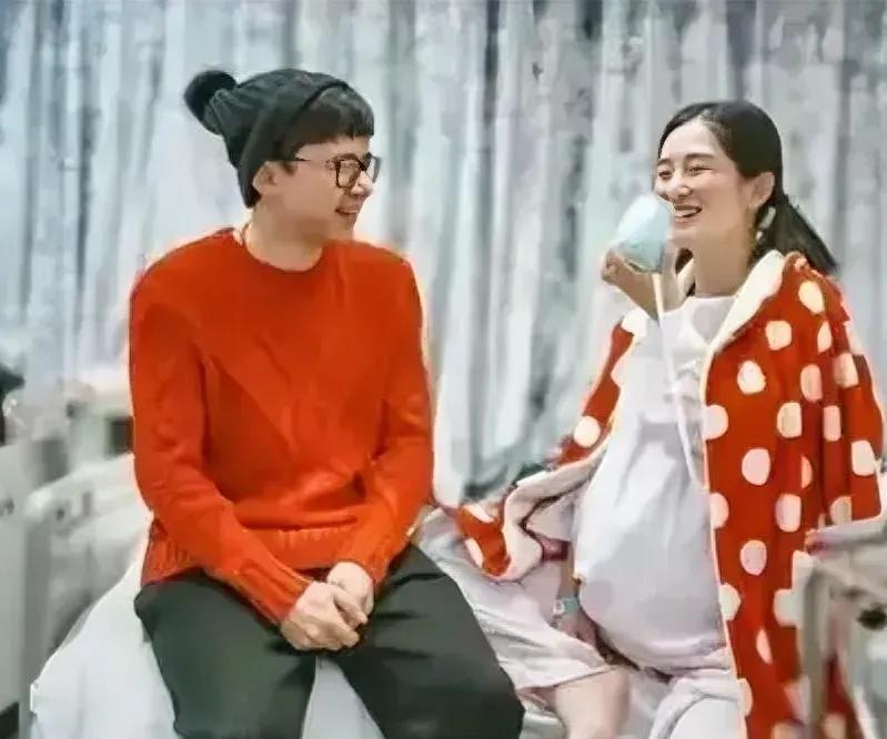 谢娜真伟大，难怪老人说：“女大三抱金砖”，谢娜足足给张杰生了好几个女儿！

张杰