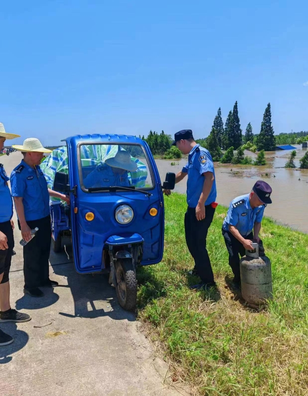 7月5日，湖南岳阳华容县一处洞庭湖大堤发生决堤险情，决口一度达到200米 。一名