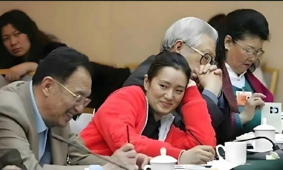 让巩皇含情侧目的男子是谁啊？